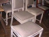 Krzesła i puf  bielone
